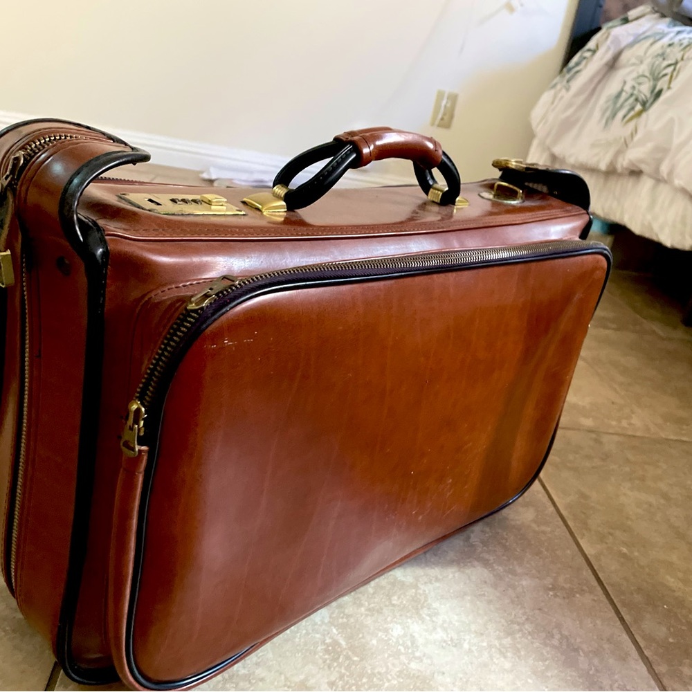 Vintage Pegasus Leather Suitcase 🫶🏽